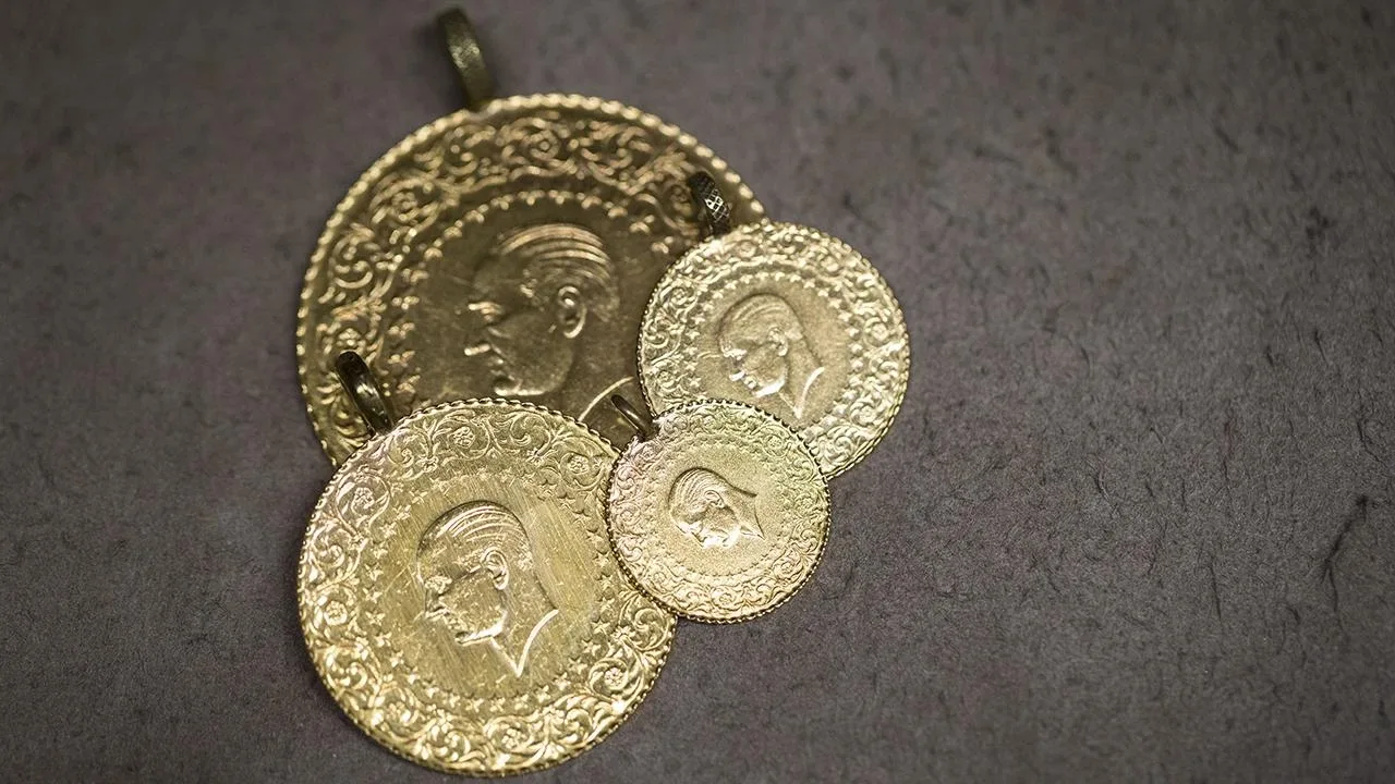 Fed'in kararı sonrası altın ne kadar olur?Yatırımcıların merakla beklediği altın tarafında ise 4.300 dolar seviyesinin kritik bölge olduğunu belirten Kaya, bunun altında ise 4.228 dolar seviyesinin takip edilmesi gerektiğini söyledi. Fed’in faiz artırmasının ardından Fed Başkanı’nın da şahin bir söylem kullanması halinde altında 4.100 dolarlı seviyelerin görülebileceğini ifade etti.