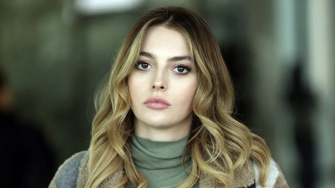 Melis Sezen kaç yaşında?2 Ocak 1997 doğumlu olan Melis Sezen, 18 Eylül 2026 itibarıyla 29 yaşındadır. Oyuncu İstanbul'un Silivri ilçesinde doğmuştur.Sezen'in baba tarafının Arnavut ve Makedonya göçmeni, anne tarafının ise Selanik, Yunanistan göçmeni olduğu bilgisi yer alıyor. Bir erkek kardeşi bulunan oyuncunun ailesinin ticaretle uğraştığı belirtiliyor.