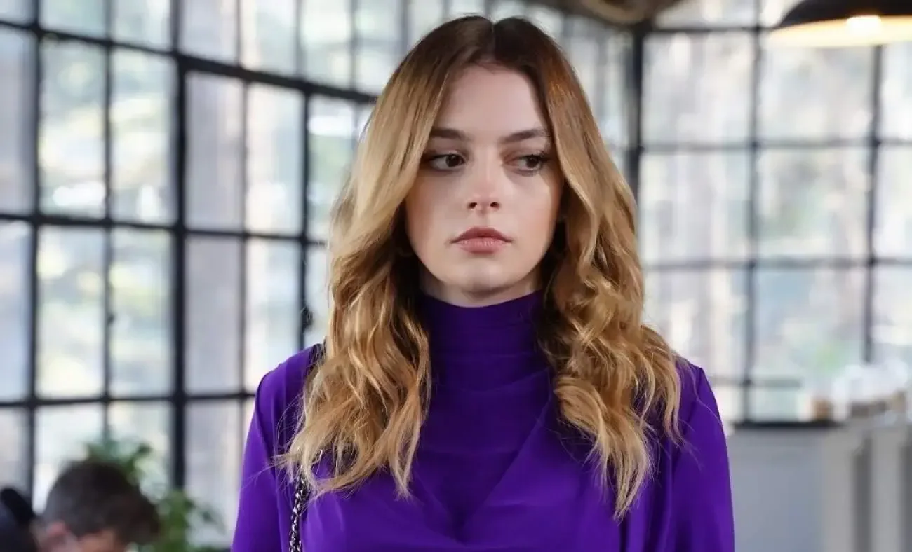 Melis Sezen hangi dizilerde oynadı?Melis Sezen, televizyon kariyeri boyunca farklı türlerdeki yapımlarda rol aldı. Oyuncunun öne çıkan dizi projeleri arasında şunlar bulunuyor:Hayat Bazen Tatlıdır - AsyaSiyah İnci - EbruLeke - YaseminSevgili Geçmiş - DerenYa İstiklal Ya Ölüm - NazanSadakatsiz - DerinGülcemalDeha - İmreDelikanlı - HazanÖzellikle Sadakatsiz dizisinde canlandırdığı Derin karakteri, Sezen'in daha geniş bir izleyici kitlesi tarafından tanınmasını sağladı.