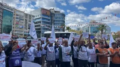 Ödenemeyen faturalar, belediye önünde: Konak Belediyesi emekçileri, iş bırakacak