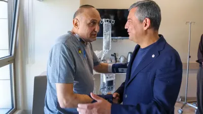 Özgür Özel, bıçaklı saldırıda yaralanan Melih Meriç’i ziyaret etti!