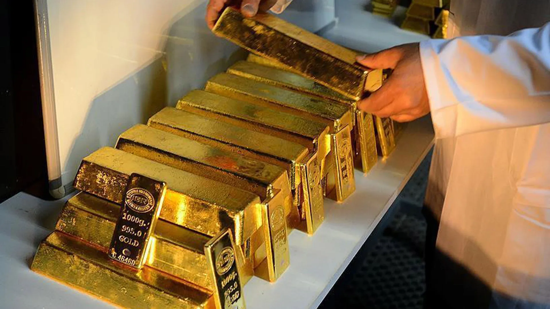 Gram altın 6 bin 826 liraya gerilediKapalıçarşı'da işlem gören 24 ayar külçe altının gram satış fiyatı haftalık bazda yüzde 0,06 azalarak 6 bin 826 liraya indi.