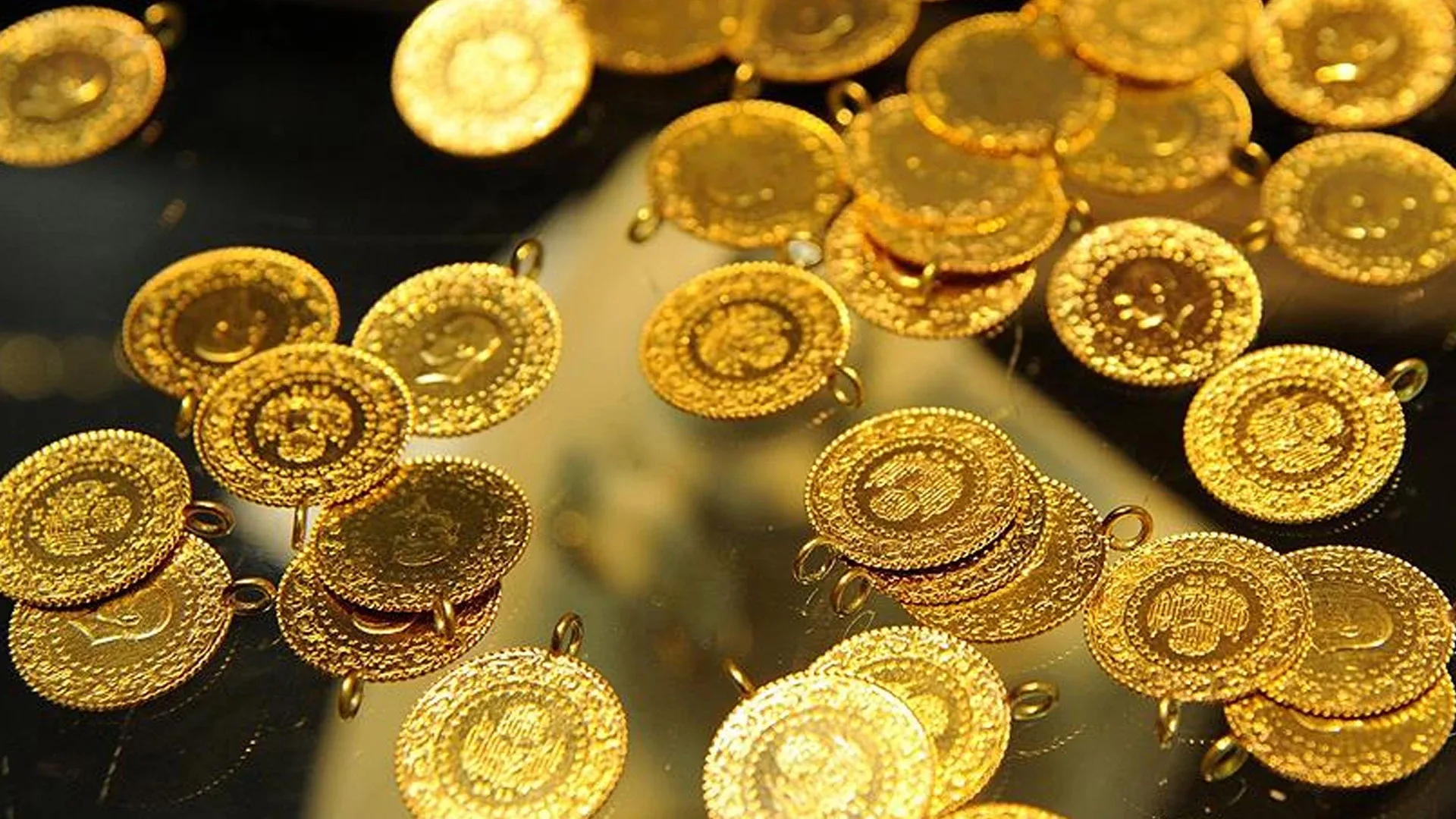 Çeyrek altın ne kadar oldu?Geçen hafta sonu 11 bin 190 lira olan çeyrek altının satış fiyatı ise yüzde 0,14 gerileyerek 11 bin 174 lira oldu.