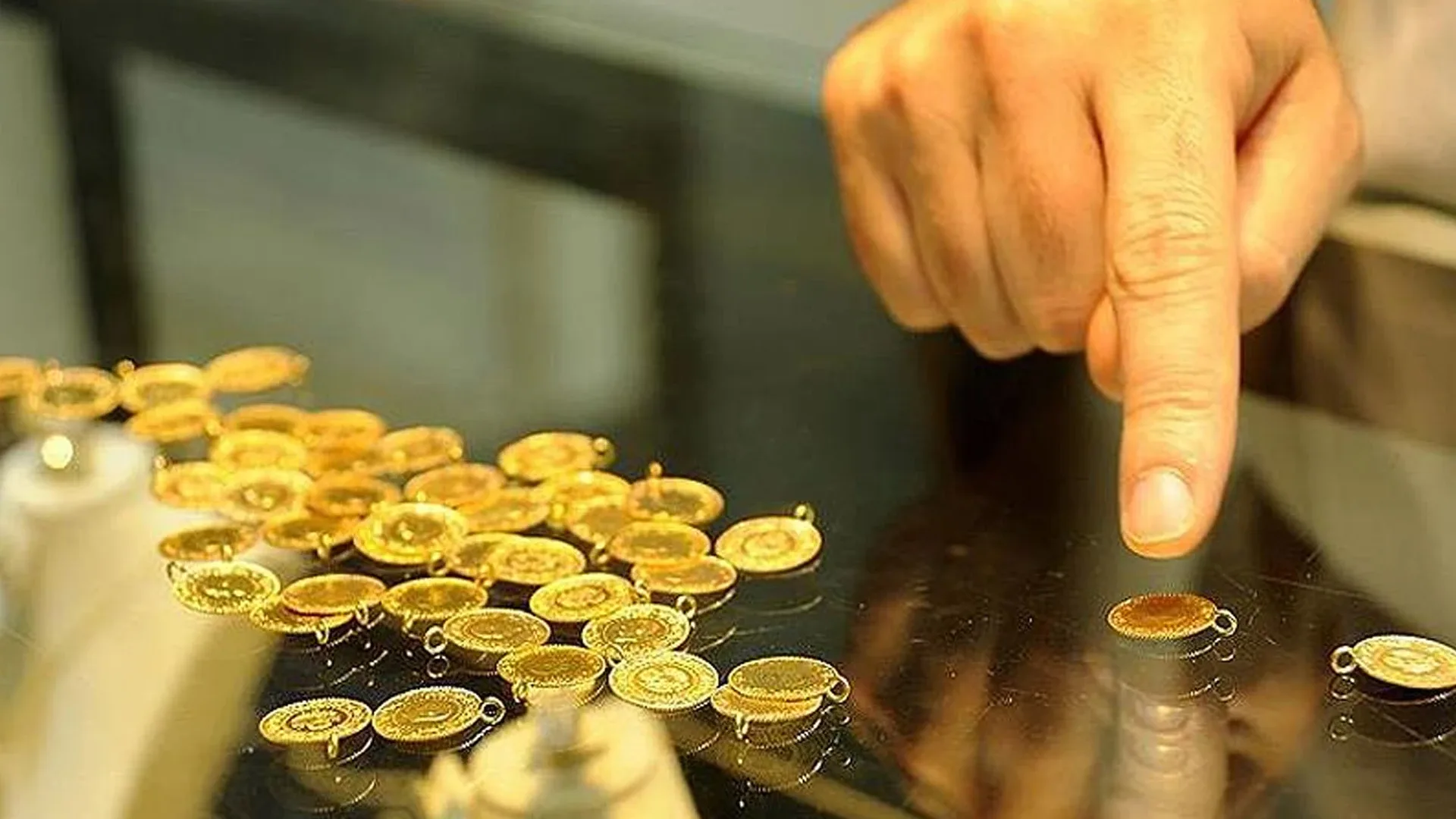 Cumhuriyet altını ne kadar?Cumhuriyet altınının satış fiyatında da yüzde 0,09'luk düşüş yaşandı. Cumhuriyet altını haftayı 44 bin 450 liradan tamamladı.