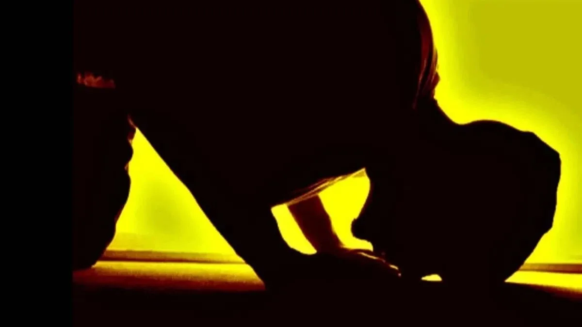 İnşirah namazı nedir?Halk arasında zaman zaman “İnşirah namazı” şeklinde ifade edilse de burada kastedilen namaz işrak veya duha (kuşluk) namazıdır. Arapçada salâtü’d-duhâ olarak adlandırılan bu namaz, nafile ibadetler arasında yer alır.“Duhâ” kelimesi, güneşin doğmasının ardından yükselerek ışığının belirginleştiği ve sıcaklığının arttığı vakti ifade eder. Kelime Kur’an-ı Kerim’de farklı ayetlerde sözlük anlamıyla geçmektedir.“İşrak” ise güneşin doğduktan sonra yükselmesi ve parlaklık kazanması anlamına gelir. İşrak namazı ifadesi literatürde daha sınırlı kullanılırken, halk arasında güneşin doğuşunun ardından kılınan duha namazıyla birlikte anılmaktadır.