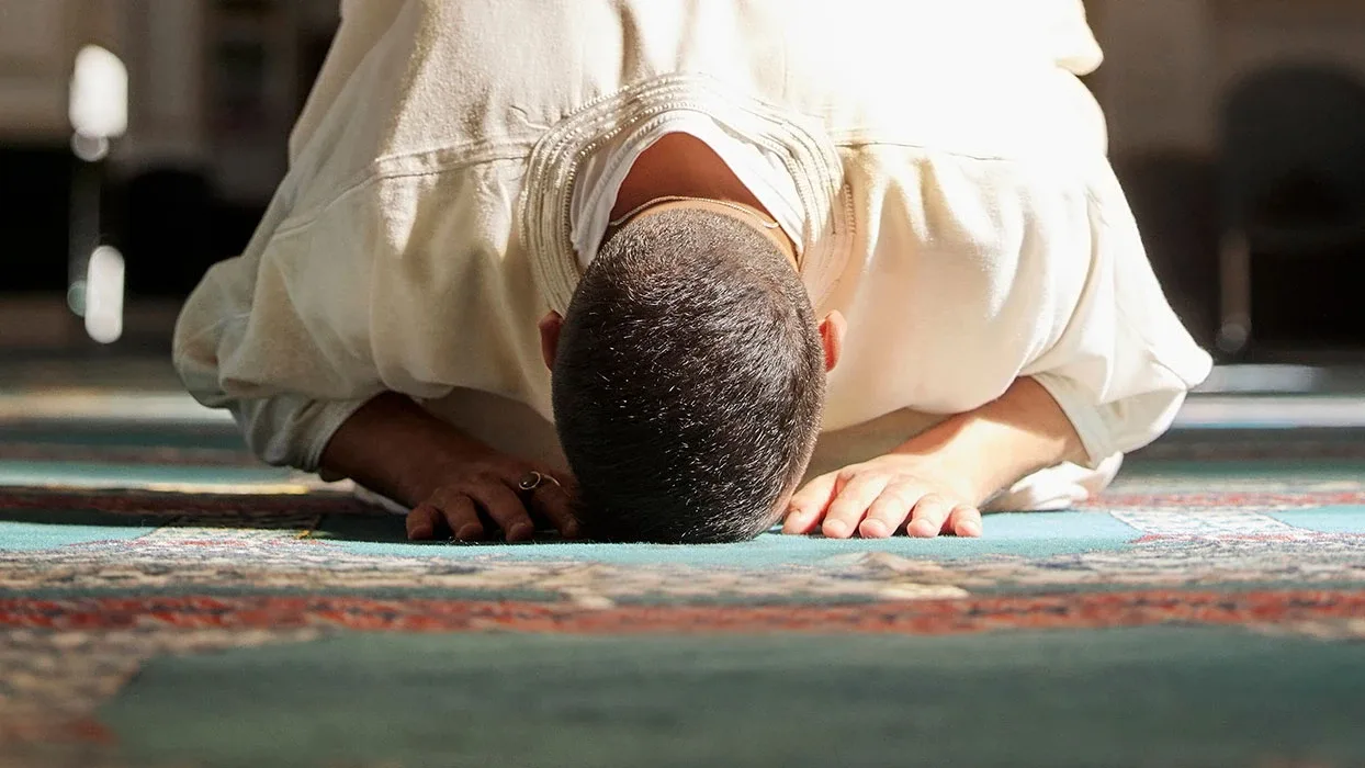Kuşluk namazı nasıl kılınır?Duha namazı kılmak isteyen kişi, Allah rızası için nafile namaz kılmaya niyet eder. İki rekât olarak kılınan kuşluk (İnşirah) namazında genel olarak şu sıra takip edilir:Birinci rekâtNiyet edilir ve tekbir alınır.Sübhaneke okunur.Eûzü besmele çekilir.Fâtiha Suresi okunur.Ardından Kur'an-ı Kerim'den bir sûre veya yeterli miktarda ayet okunur.Rükû yapılır.Ardından iki secde gerçekleştirilir.İkinci rekâtBesmele çekilir.Fâtiha Suresi okunur.Kur'an-ı Kerim'den bir sûre veya yeterli miktarda ayet okunur.Rükû ve iki secde yapılır.Tahiyyata oturulur.Ettehiyyâtü, Allahümme Salli ve Allahümme Bârik duaları okunur.Önce sağa, ardından sola selam verilerek namaz tamamlanır.
