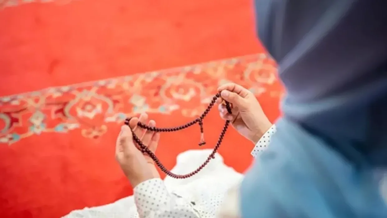 Kuşluk namazında hangi sureler okunur?Kuşluk namazında Fâtiha Suresi'nin ardından Kur'an-ı Kerim'den herhangi bir sûre veya ayetlerin okunması mümkündür. Bununla birlikte bazı rivayetlerde kuşluk namazında Şems ve Duhâ surelerinin okunmasının tavsiye edildiği aktarılmıştır.Bazı âlimler ise İhlâs ve Kâfirûn surelerinin faziletine ilişkin rivayetlerden hareketle bu surelerin kuşluk namazında okunabileceğini belirtmiştir.Kuşluk namazında belirli bir surenin okunması zorunlu değildir; Fâtiha'dan sonra Kur'an'dan zammı sureler okunabilir.