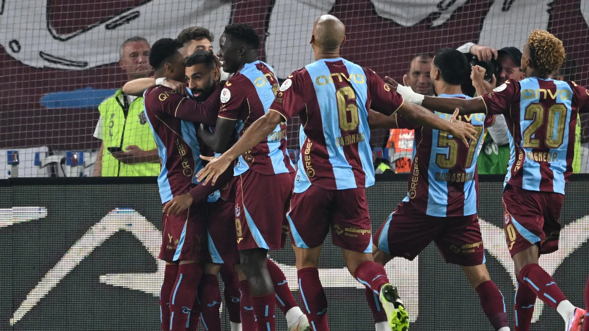 Akyazı'da Salah resitaliTrabzonspor'a galibiyeti getiren golleri 4, 44 ve 80'de Mohamed Salah ve 39'da Noah Saviolo kaydetti.