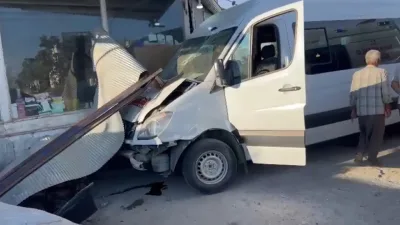Şanlıurfa'da işçi servisi dükkana daldı, ortalık karıştı