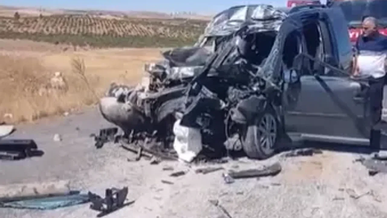 Şanlıurfa'da ticari araç, kamyona çarptı, 4 kişi hayatını kaybetti