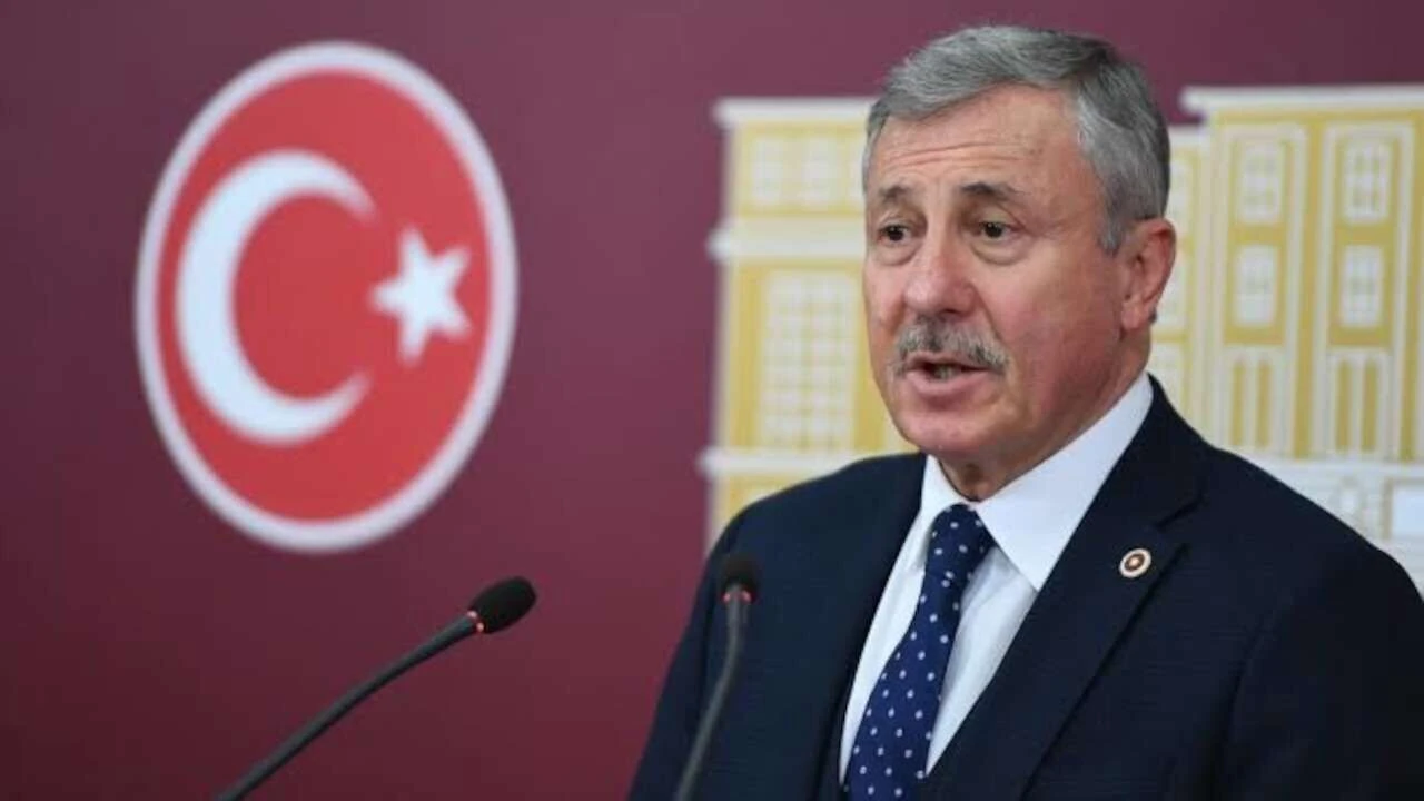 Selçuk Özdağ'dan Davutoğlu'na sert eleştiri: 'Partiyi yangından mal kaçırırcasına kapattı'
