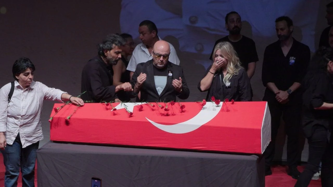 Serhat Kılıç için Harbiye Muhsin Ertuğrul Sahnesi'nde tören düzenlendi