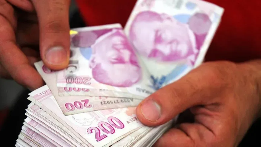 İş kazasında hangi haklar bulunuyor?İş kazası geçiren çalışana geçici iş göremezlik ödeneği veriliyor. Çalışanın meslekte kazanma gücünü en az yüzde 10 oranında kaybetmesi halinde ise sürekli iş göremezlik geliri bağlanıyor. İş kazası nedeniyle hayatını kaybeden sigortalının hak sahipleri de belirli şartlar kapsamında gelirden yararlanabiliyor.İş kazası nedeniyle gerekli sağlık hizmetlerinin sağlanması da işverenin yükümlülükleri arasında bulunuyor. Bu kapsamda işveren tarafından karşılanan ve belgelendirilen sağlık hizmeti giderleri SGK tarafından karşılanıyor.