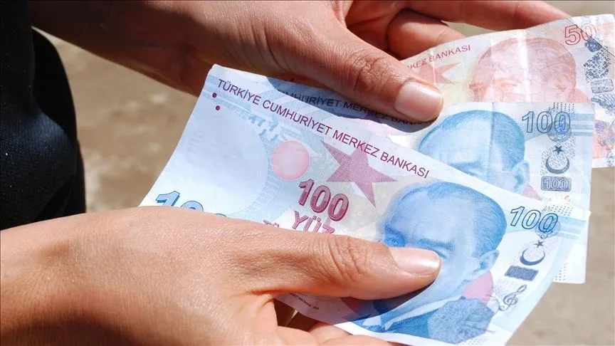 İş güvenliği tedbirlerini almayanlara 133 bin TL'ye kadar cezaSabah'ın haberine göre, iş sağlığı ve güvenliği kapsamında gerekli tedbirleri almayan işverenler de idari para cezasıyla karşı karşıya kalıyor. Sağlık ve güvenlik tedbirlerinin değişen şartlara uygun hale getirilmemesi ve mevcut durumun iyileştirilmesi için çalışma yapılmaması halinde 2026 yılı için uygulanacak ceza tutarı 44 bin 443 TL ile 133 bin 329 TL arasında değişiyor.İş kazasının olay tarihini takip eden üç iş günü içerisinde SGK'ya bildirilmemesi halinde de idari para cezası uygulanıyor. İşyerinin tehlike sınıfı ve çalışan sayısı gibi unsurlar, uygulanacak cezanın belirlenmesinde etkili oluyor.