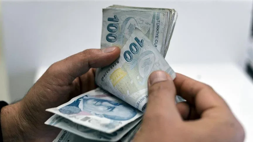 Ölümlü iş kazalarında ise hak sahiplerine bağlanacak gelir için tek bir sabit tutar bulunmuyor. Hesaplamada hayatını kaybeden çalışanın yaşı, ücreti, medeni durumu, çocuk sayısı, bakmakla yükümlü olduğu kişiler, işverenin kusur oranı ve SGK tarafından bağlanan gelirin peşin sermaye değeri gibi unsurlar dikkate alınıyor.