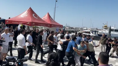 Silivri'de arama kurtarma çalışmalarını takip eden kameramana saldırı!