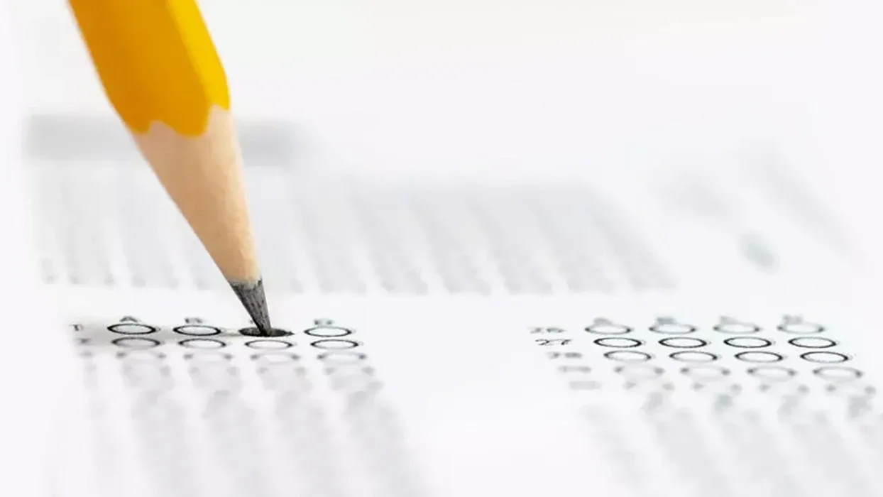 TUS adayları ham puanlarını da görebilecekÖSYM'nin açıklamasına göre sistem yalnızca cevapların kontrol edilmesine imkân sağlamıyor. Adayların ilgili testlerdeki doğru, yanlış ve boş cevap sayıları da ekranda yer alıyor.Bunun yanı sıra adayların testlere ilişkin ham puan bilgileri de aynı sayfa üzerinden görüntülenebilecek.