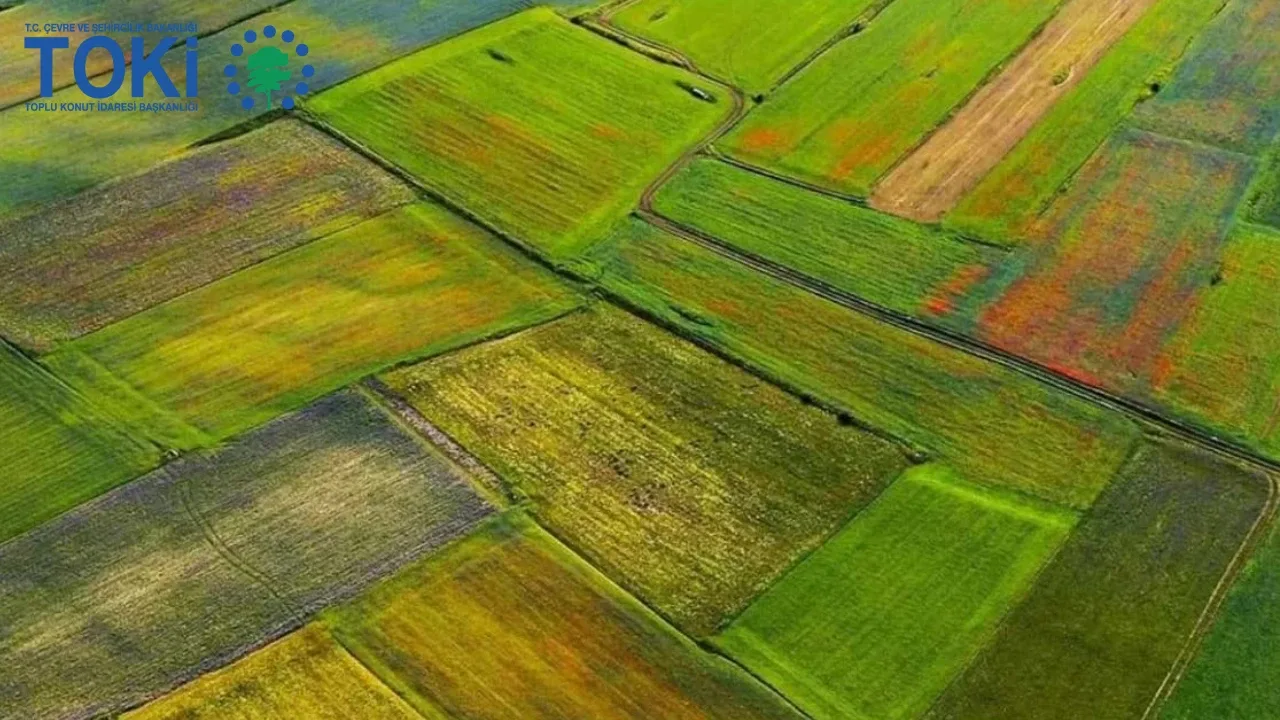 TOKİ arsa satışı ödeme şartları neler?Satış koşulları uygun olan arsalar için yüzde 25 peşinat ve 48 ay vade seçeneği sunulacak. Bununla birlikte bazı taşınmazlar peşin bedelle satışa çıkarılacak.Peşin ödeme yapmayı tercih eden alıcılara ise satış koşulları kapsamında yüzde 15 indirim uygulanacak.