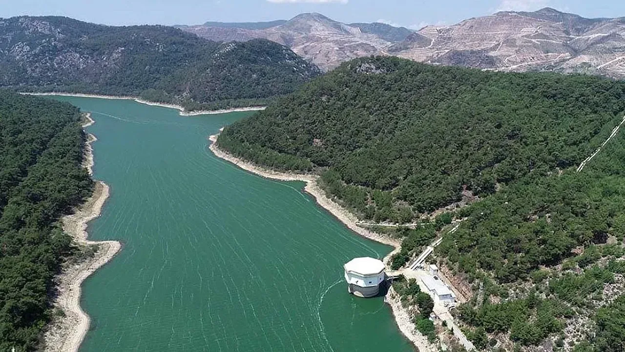 İzmir baraj doluluk oranı yüzde kaç? 17 Eylül 2026İZSU'nun paylaştığı resmi bültene göre, kent genelindeki barajların ortalama doluluk oranı yüzde 48,47 oldu. Kentte en yüksek su tutma oranına sahip baraj Ürkmez olurken, en düşük seviye ise Gördes Barajı'nda ölçüldü.