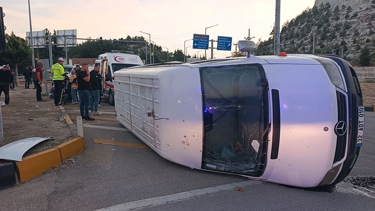 Tarım işçilerini taşıyan minibüs kaza yaptı: 10 yaralı