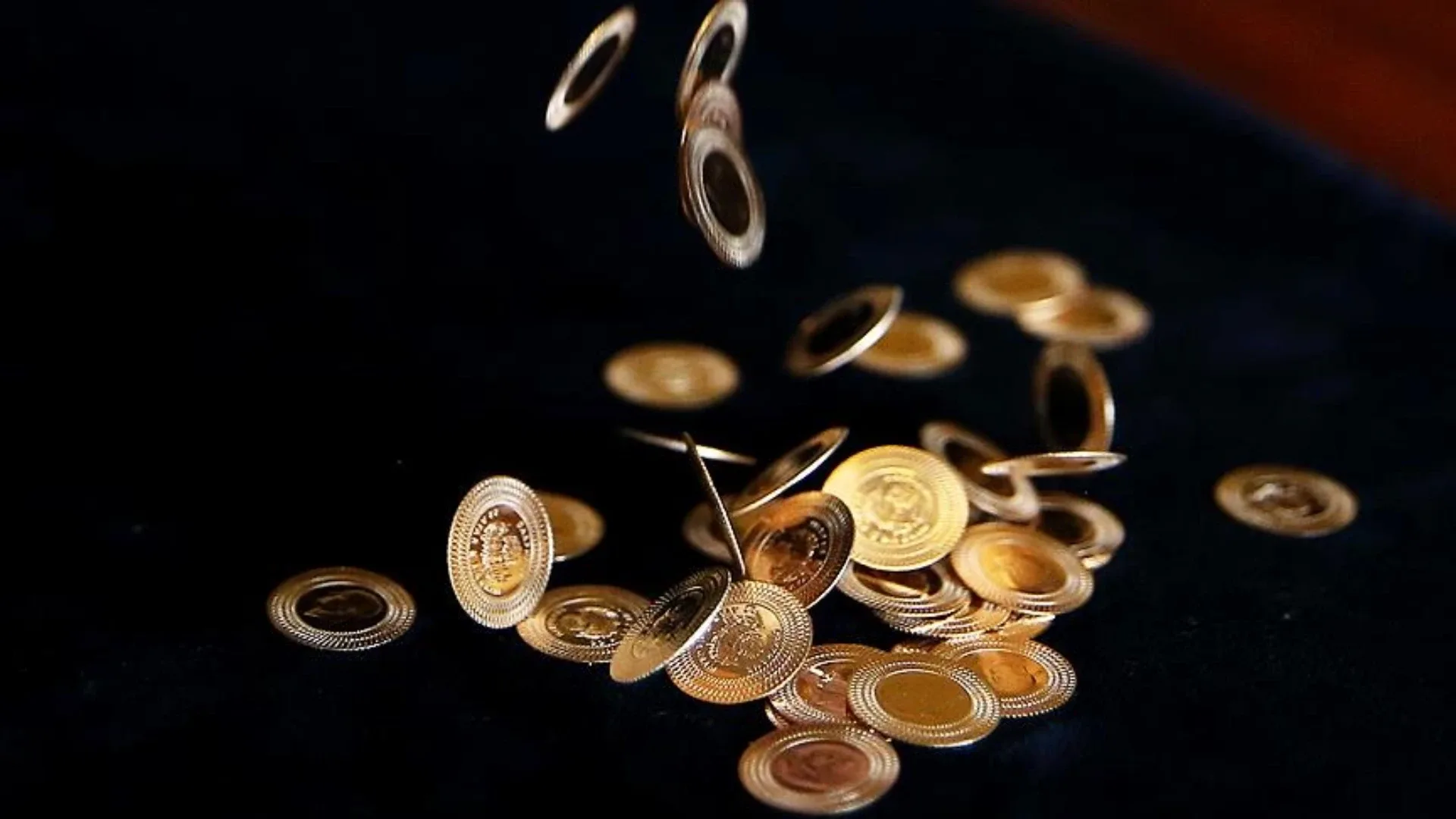 Gram altın ne kadar oldu?İç piyasada en çok işlem gören yatırım araçlarının başında gelen gram altın, 20 Eylül Pazar gününde 6 bin 865 TL seviyesinde dengelenmiş durumda. Serbest piyasada gram altın 6.865,06 TL alış, 6.865,89 TL satış fiyatından işlem görüyor. Gram altındaki fiyat dinamikleri doğrudan ons altın ve dolar/TL kurundaki hareketlerle şekilleniyor.
