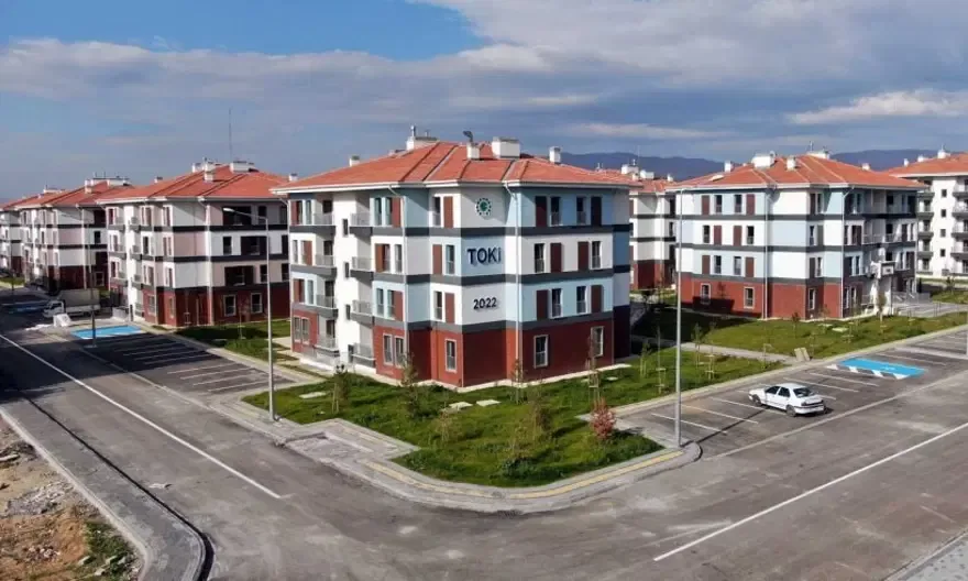 Tapu işlemleri için gerekli belgelerKat mülkiyeti oluşmuş projelerde kampanyadan yararlanarak borcunu kapatan alıcılara tapuları verilecek. Bu kapsamdaki vatandaşların bankaya başvururken ilgili belediyeden alınan emlak beyan değerini gösteren belge ile DASK poliçesini yanlarında bulundurmaları gerekecek.