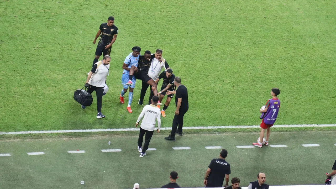 Sakatlanan Amedsporlu Oyuncuya Trabzonsporlu Oyuncudan Ornek Destek