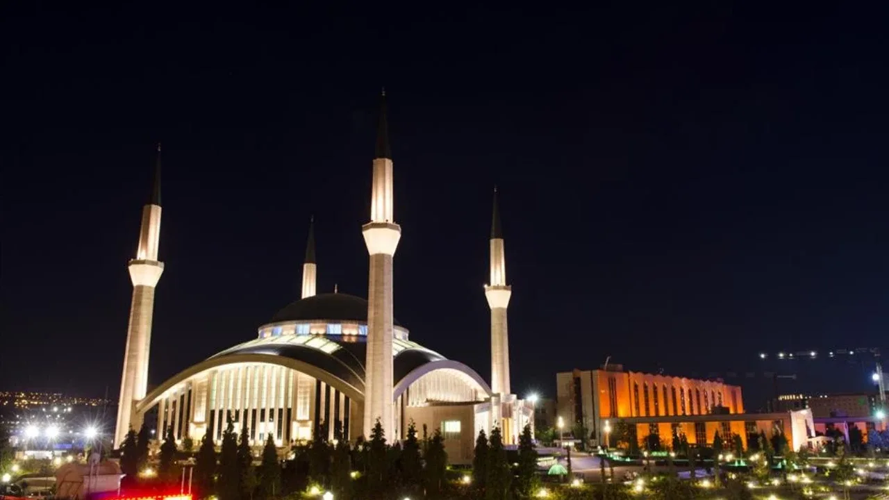 Regaip Kandili ne zaman?Üç ayların ilk kandili olan Regaip Kandili, 10 Aralık 2026 Perşembe akşamı idrak edilecek.Regaip Kandili'nin ardından Miraç ve Berat kandilleri de Şaban ayı içerisinde Müslümanlar tarafından idrak edilecek.