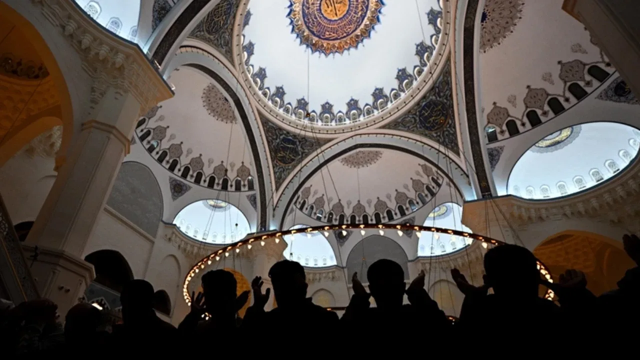 Ramazan ayı ne zaman başlayacak?2027 yılının Ramazan ayı 8 Şubat 2027 Pazartesi günü başlayacak. Ramazan ayının başlamasıyla birlikte Müslümanlar ilk oruçlarını 8 Şubat Pazartesi günü tutacak. Yaklaşık bir ay sürecek Ramazan ayı 9 Mart 2027 Salı günü sona erecek.Bu tarihle birlikte Ramazan Bayramı öncesindeki arife günü de idrak edilmiş olacak.