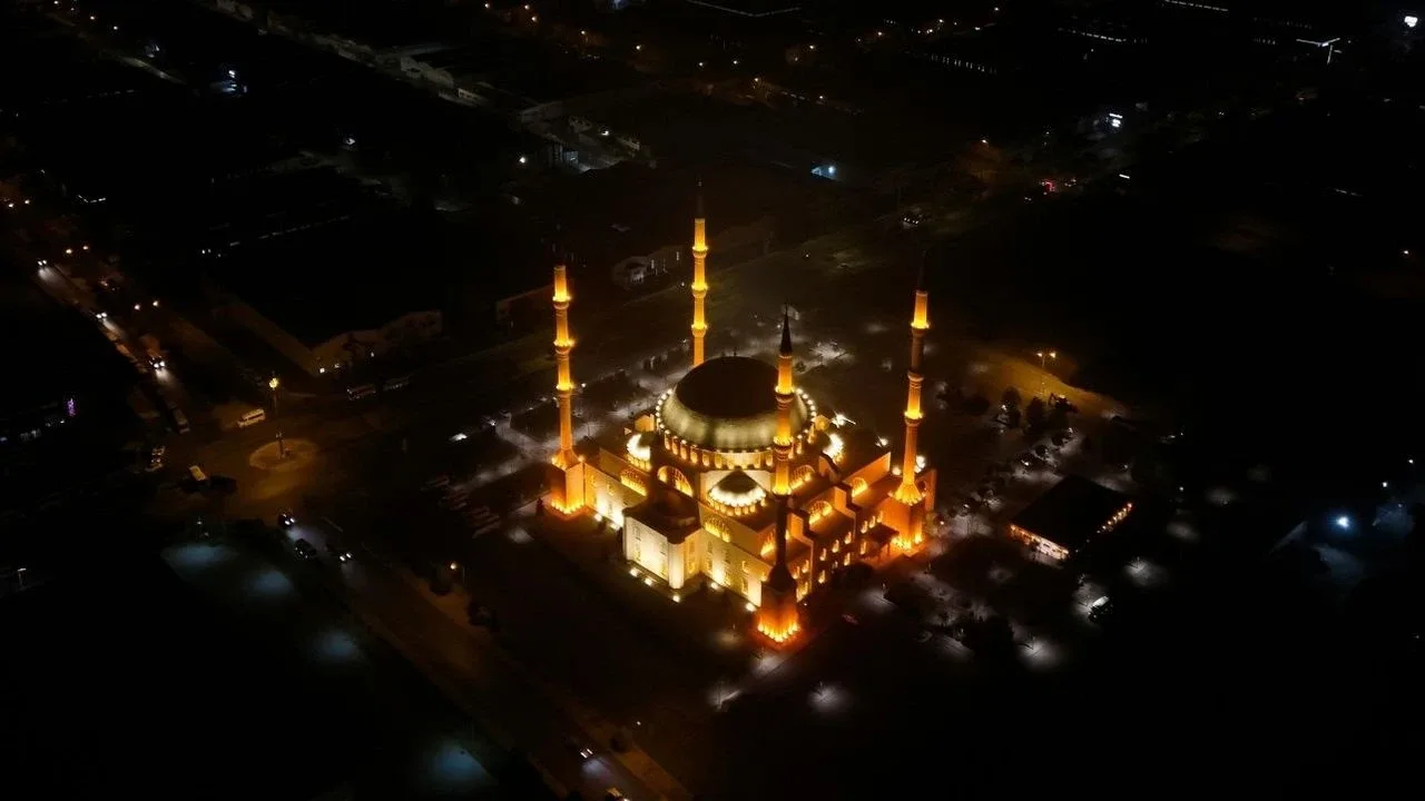 2027 Ramazan Bayramı ne zaman?Ramazan ayının sona ermesinin ardından 2027 Ramazan Bayramı başlayacak. Diyanet takvimine göre bayram tarihleri şöyle:- 9 Mart 2027 Salı: Ramazan Bayramı arifesi- 10 Mart 2027 Çarşamba: Ramazan Bayramı 1. gün- 11 Mart 2027 Perşembe: Ramazan Bayramı 2. gün- 12 Mart 2027 Cuma: Ramazan Bayramı 3. gün