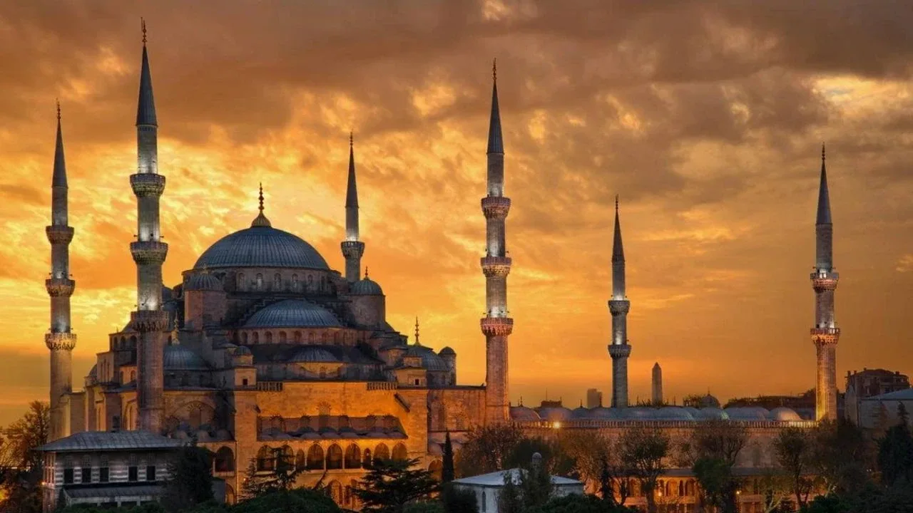 Üç aylar neden önemli?Recep, Şaban ve Ramazan aylarını kapsayan üç aylar, İslam dünyasında manevi açıdan önemli bir dönem olarak kabul ediliyor. Ramazan ayının oruç ibadetiyle öne çıktığı bu süreçte Müslümanlar ibadetlerini artırmaya, dua etmeye ve manevi hazırlık yapmaya yöneliyor. 2026 yılının son ayında başlayacak üç aylar, 2027 yılının ilk aylarında Ramazan ayının idrak edilmesiyle devam edecek.