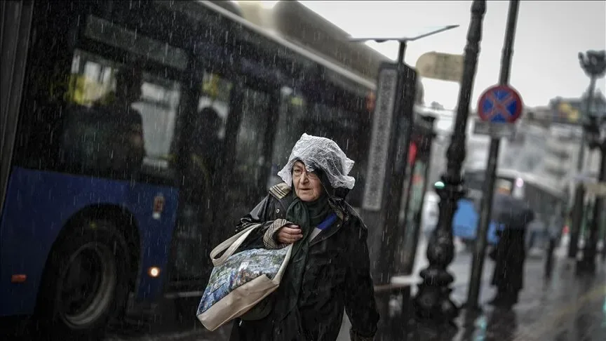 Batı Akdeniz ile Doğu Akdeniz'in Toroslar kesiminde öğle saatlerinden sonra yerel sağanak görülecek. Antalya'da sıcaklığın 30 derece olması beklenirken kentte özellikle gece saatlerinden itibaren sağanak ve gök gürültülü sağanak görülebileceği tahmin ediliyor.