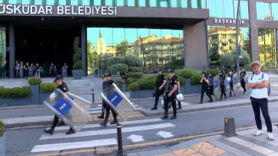 Üsküdar Belediyesi'nde seçim alarmı: Polis ekipleri binayı sardı