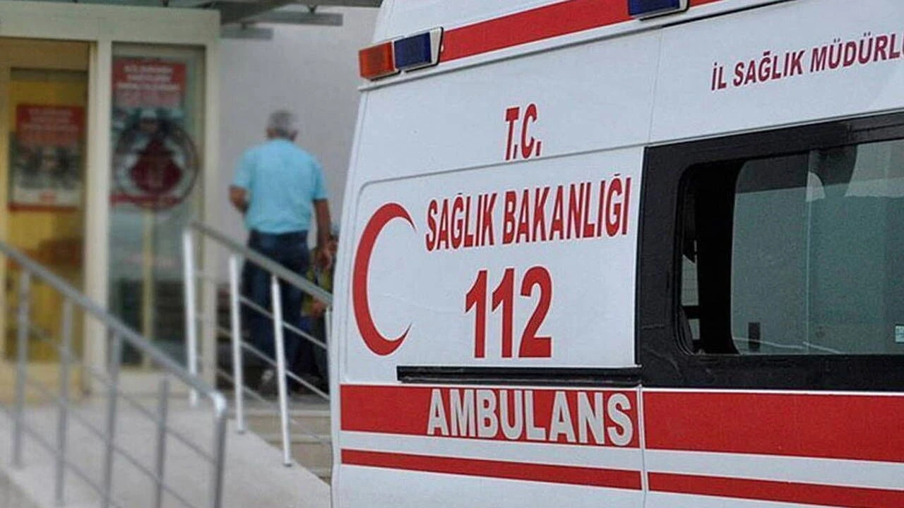 Yaya üst geçidinden caddeye düştü, minibüs çarpınca hayatını kaybetti