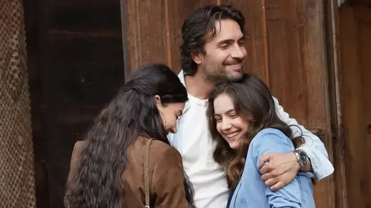 Taşacak Bu Deniz yeni sezon ne zaman başlayacak?Taşacak Bu Deniz'in 2. sezonuyla ne zaman ekrana döneceği izleyicilerin gündeminde yer alıyor. Dizinin yeni sezon çekimlerine geçtiğimiz günlerde başlanması, yeni bölümlerin hazırlıklarının sürdüğünü ortaya koydu.