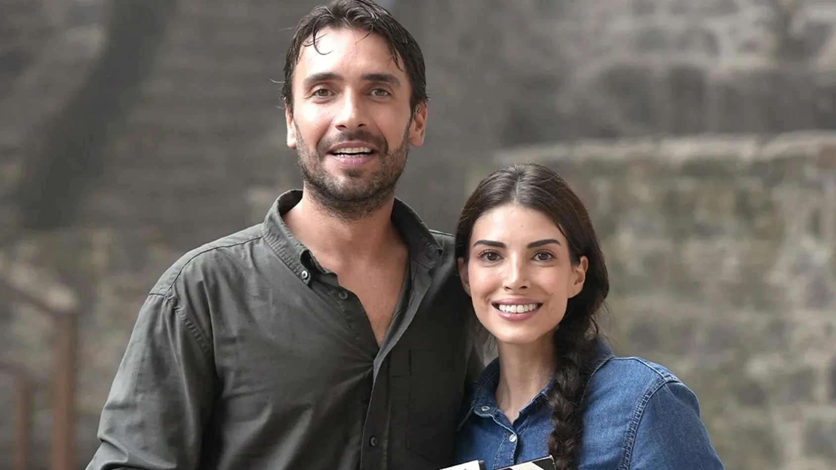 Ancak Taşacak Bu Deniz yeni sezon başlangıç tarihi henüz açıklanmadı. TRT 1 veya dizinin resmi sosyal medya hesaplarından yapılacak açıklamayla birlikte 2. sezonun ilk bölüm tarihi netlik kazanacak. Dizinin sosyal medya hesabından yeni sezona ait ilk fotoğrafın paylaşılması da hayranların heyecanını artırdı.