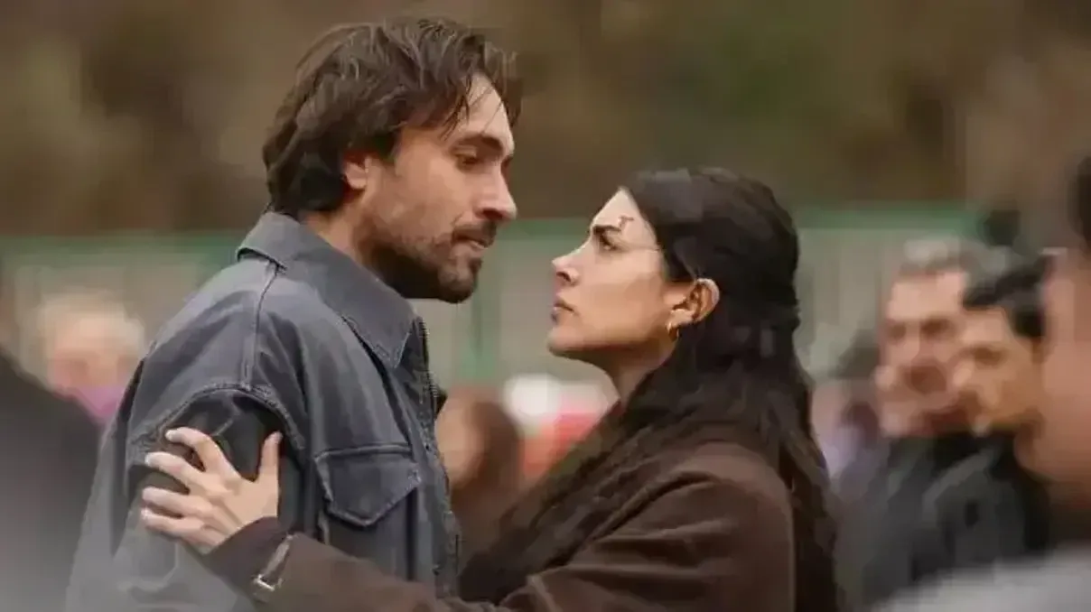 Taşacak Bu Deniz sezon finalinde neler oldu?Taşacak Bu Deniz'in sezon finali, karakterlerin geçmişten gelen hesaplaşmaları ve yeni döneme taşınan büyük sırlarla noktalandı. Yirmi yıl sonra yeniden birbirlerine kavuşan Esme, Adil ve Eleni için artık geçmişin yaralarını sarmaktan çok hesaplaşma zamanı geldi. Koçari Konağı'nda düzenlenen kına gecesi, yıllardır gizli kalan gerçeklerin açığa çıkmasıyla büyük bir yüzleşmeye dönüştü.