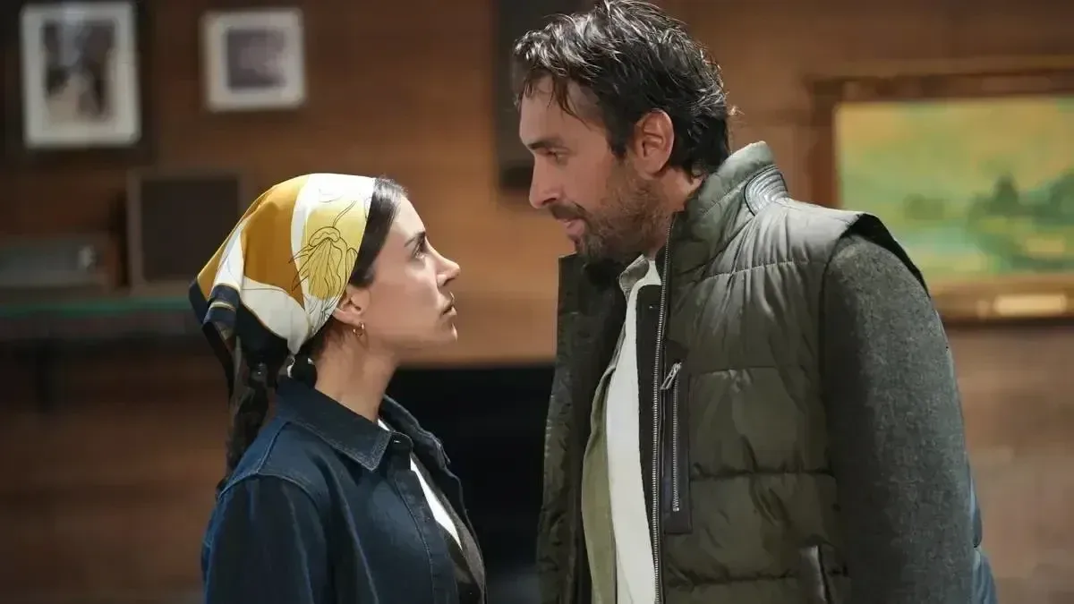 Taşacak Bu Deniz 2. sezonda neler olacak?Sezon finalinde yaşanan olayların ardından Taşacak Bu Deniz'in yeni sezonunda karakterler arasındaki hesaplaşmaların nasıl devam edeceği merak ediliyor. Esme ve Adil'in yaşadığı gelişmelerin yanı sıra geçmişte saklanan sırların yeni sezonda hikayenin önemli unsurlarından biri olması bekleniyor.