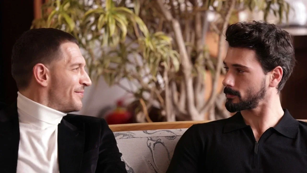 Yeraltı yeni sezonunda hangi oyuncular var?Yeraltı'nın yeni sezonunda mevcut başrol kadrosuna yeni isimlerin de katılması bekleniyor. Dizide Deniz Can Aktaş, Devrim Özkan ve Uraz Kaygılaroğlu başrollerde yer alıyor.Birsen Altuntaş'ın haberine göre ikinci sezonda İsmail Hacıoğlu, Şükran Ovalı, Azra Aksu ve Ekrem Tamer de oyuncu kadrosuna dahil olacak.Ayrıca Hakan Dinçkol'un “Konsey Üyesi” karakteriyle hikâyeye katılacağı bilgisi de gündeme geldi. Yeni karakterlerin dizi içerisindeki rolleri ve mevcut hikâyeye nasıl dahil olacakları ise yeni bölümlerle birlikte netleşecek.