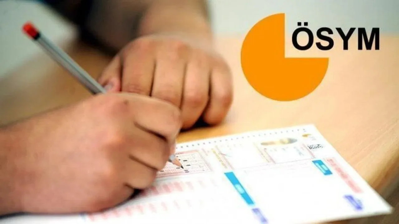 Boş kontenjanlar ve taban puanlar nerede yer alıyor?Üniversitelerin boş kontenjanları, ek yerleştirme kılavuzunda program bazında yayımlandı. Ön lisans programlarının kontenjanları ve taban puanları Tablo-3'te, lisans programlarına ait bilgiler ise Tablo-4'te bulunuyor.Adayların yalnızca boş kontenjanı bulunan bölümleri değil, bu bölümlerin oluşan en düşük puanlarını ve özel koşullarını da incelemesi gerekiyor. Vakıf üniversitelerinde burs oranı, ücret, hazırlık sınıfı ve öğretim dili; bazı programlarda ise sağlık raporu, yaş, boy-kilo veya başarı sırası şartı bulunabiliyor.YKS ek yerleştirme kontenjanlar ve taban puanlar