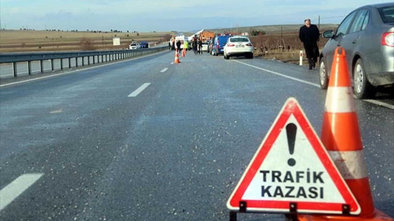 Zincirleme kazaya karışan ambulans devrildi: 3'ü sağlık personeli, 5 yaralı