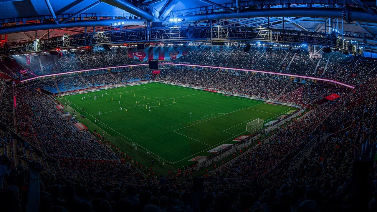 Trabzonspor-Galatasaray maçı nerede oynanacak?Dev mücadele, Trabzonspor'un iç saha maçlarına ev sahipliği yapan Papara Park'ta oynanacak. TFF'nin açıkladığı programa göre karşılaşmanın tarihi, saati ve stadyumu belli durumda.Papara Park, 19 Eylül Cumartesi akşamı Trabzonspor-Galatasaray karşılaşmasına ev sahipliği yapacak. İki takımın taraftarları da derbi öncesinde mücadeleye yoğun ilgi gösteriyor.