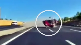 Ankara'da takla atarak karşı yola geçen otomobil, 2 araca çarptı: 1 ölü, 7 yaralı