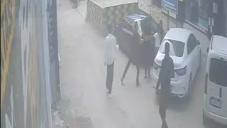 Darbedilen kadını kurtarmak isterken bıçaklandı