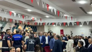 AK Parti'ye geçen Onur Emrah Yıldız'a protesto: Su şişesi atıldı!