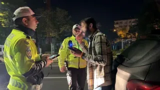 Alkolmetreyi üflemedi, kimlik numarasını soran polise, 'okumam yazmak yok' dedi