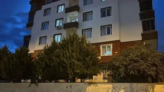 Anne-baba ve 6 yaşındaki oğulları 2'nci kattan düştü; 1 ölü, 2 yaralı