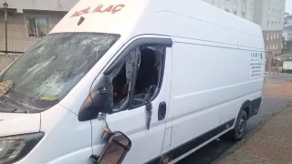 Ayrılığı kabullenemeyen kadın, acısını minibüsten çıkardı!