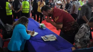 Başak Demirtaş, Selahattin Demirtaş'ın kitaplarını imzaladı