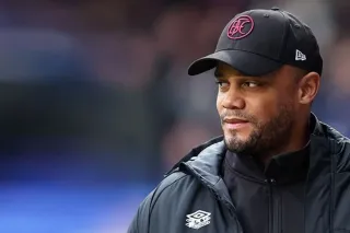 Bayern Münih'te Vincent Kompany ambulans ile hastaneye kaldırıldı
